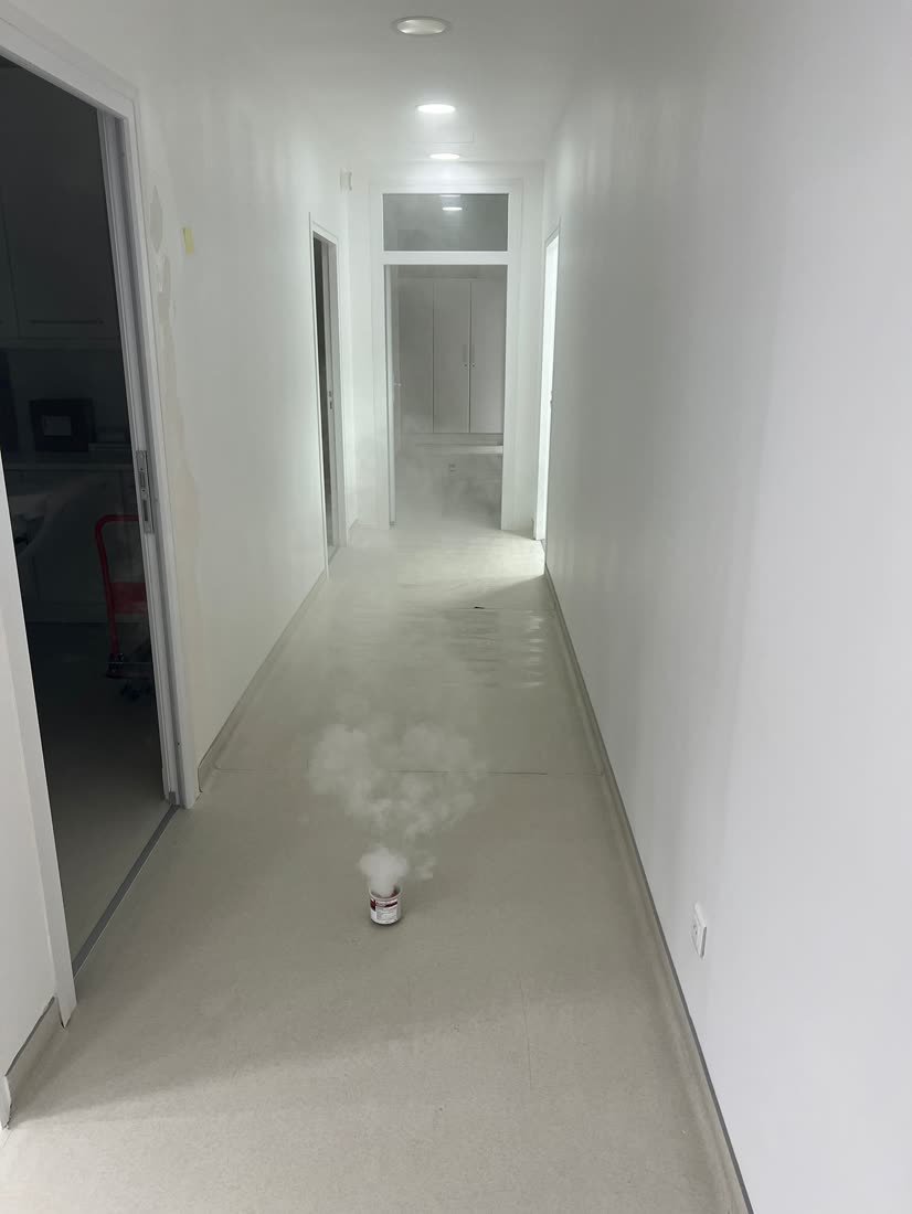 Désinfection par fumigation d'un couloir de bureaux en Île-de-France
